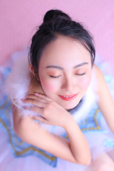 上官婉儿拿一支笔稿自己
